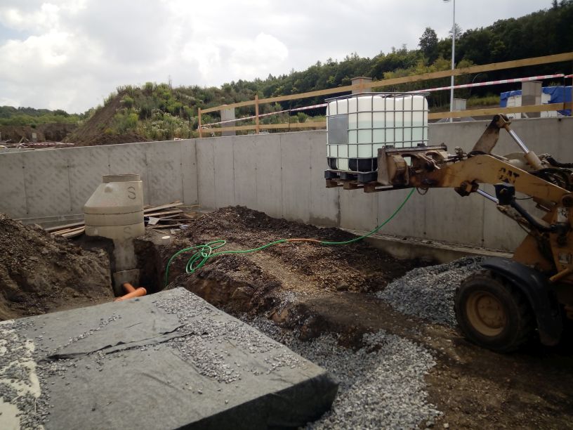 Infiltration test using IBC container with water